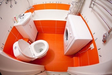 Оранжевая ванна и туалет